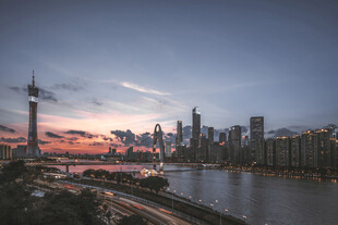 城市河畔黄昏美丽天际线