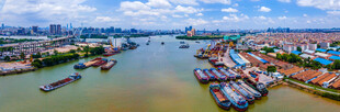 河畔多彩民居与船只景观