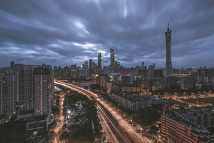 城市夜幕下的交通与建筑群