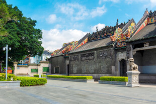 中式古建筑前的开阔广场