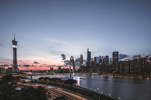 黄昏下的城市河畔风景