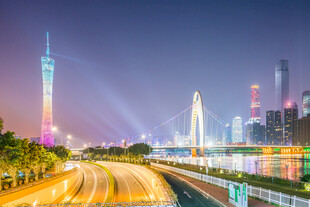 广州夜景中的繁华道路
