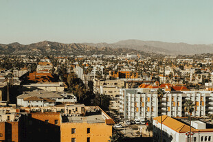 城市全景俯瞰多彩建筑