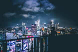 城市璀璨夜景俯瞰视角
