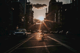 夕阳下的城市街道景象