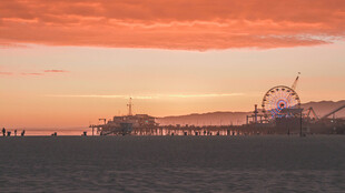 日落时分的海滨摩天轮