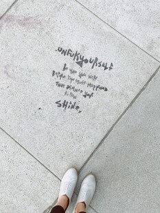 地面上的手写励志话语