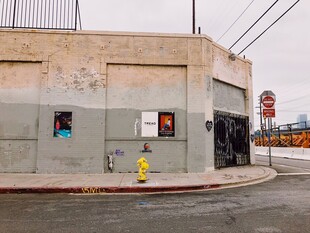 街角陈旧建筑场景