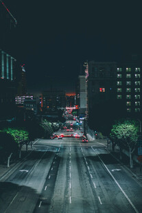 城市夜景中的繁华交通路段