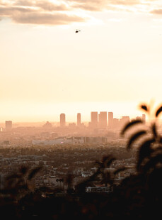 黄昏下的城市天际线