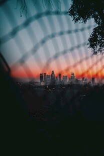 黄昏下的城市天际线景观