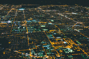 城市璀璨夜景俯瞰图