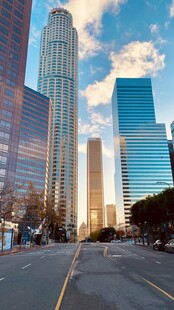 城市街道旁的摩天大楼