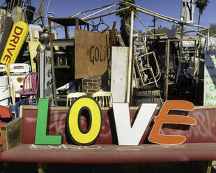 街头多彩LOVE艺术装置