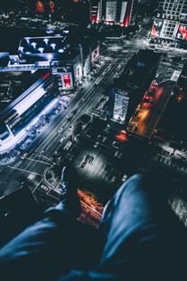 俯瞰城市夜景中的行人视角