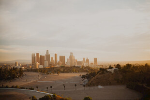 黄昏下的城市天际线风景