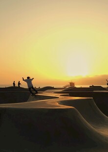 夕阳下滑板者的动感瞬间