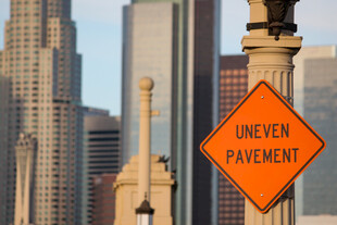 前方施工警示牌