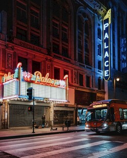 城市夜晚的繁华剧院街景