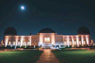 夜晚璀璨的宏伟建筑景观