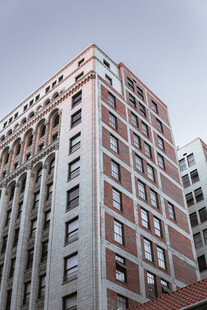 城市中高耸的多层建筑