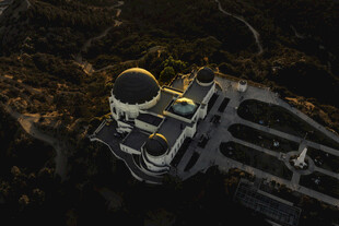 俯瞰神秘圆顶建筑景观