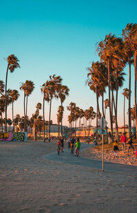 夕阳下的热闹海滨沙滩