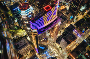 城市璀璨夜景俯瞰图