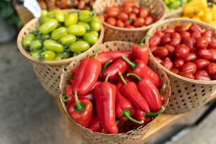 多彩鲜蔬装于竹篮中