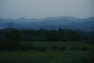 山间绿野 朦胧远景之美