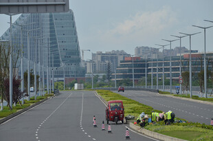 城市道路上的施工场景
