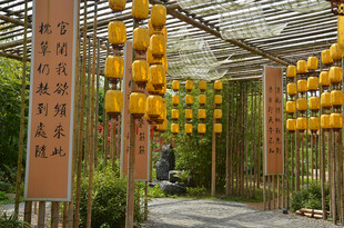 古雅廊下悬挂祈福黄灯笼