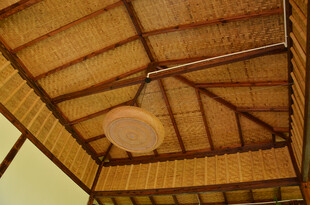 传统竹制屋顶与吊灯