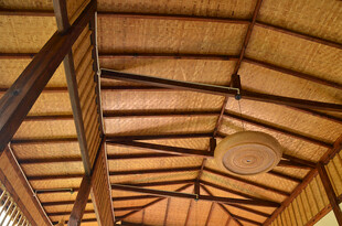 木质屋顶的独特内部结构