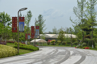 城市道路旁的景观设施