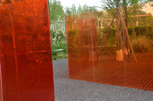 红色镂空景观装置