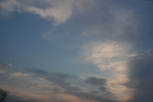 傍晚天空中的绚丽云彩