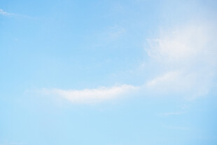 蓝天中的一抹白云