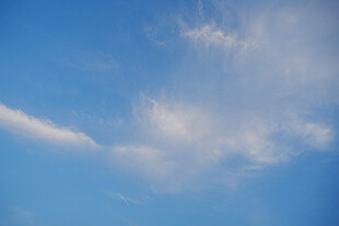 蓝天飘絮状白云