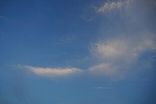 蓝天飘着几朵白云