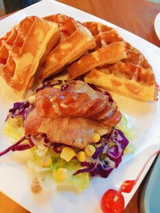 美味华夫饼配特色烤肉