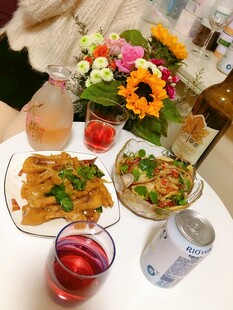 精致美食与鲜花的惬意时光