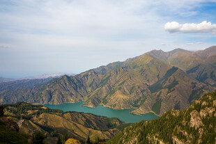 新疆天山天池景区马牙山上看天池