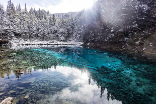 九寨沟深蓝色的五彩池