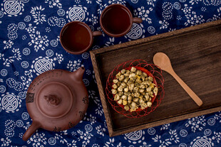 青花布上的菊花茶去茶具