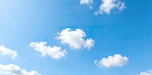 晴朗蓝天飘着朵朵白云