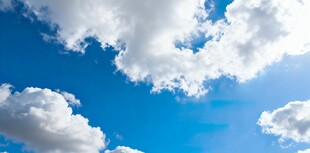 蓝天飘白云纯净好风光