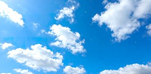 晴朗蓝天飘浮朵朵白云