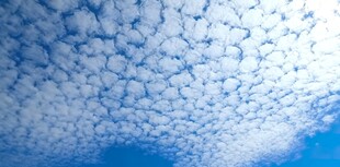 蓝天之上的蓬松云朵