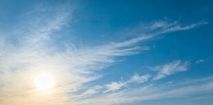 晴朗蓝天与闪耀阳光